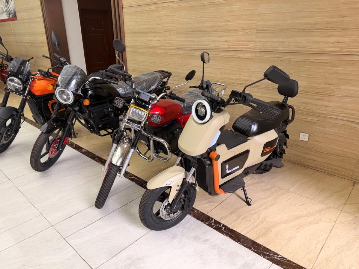 Motos OUCO MOTORS exposées en showroom à Abidjan